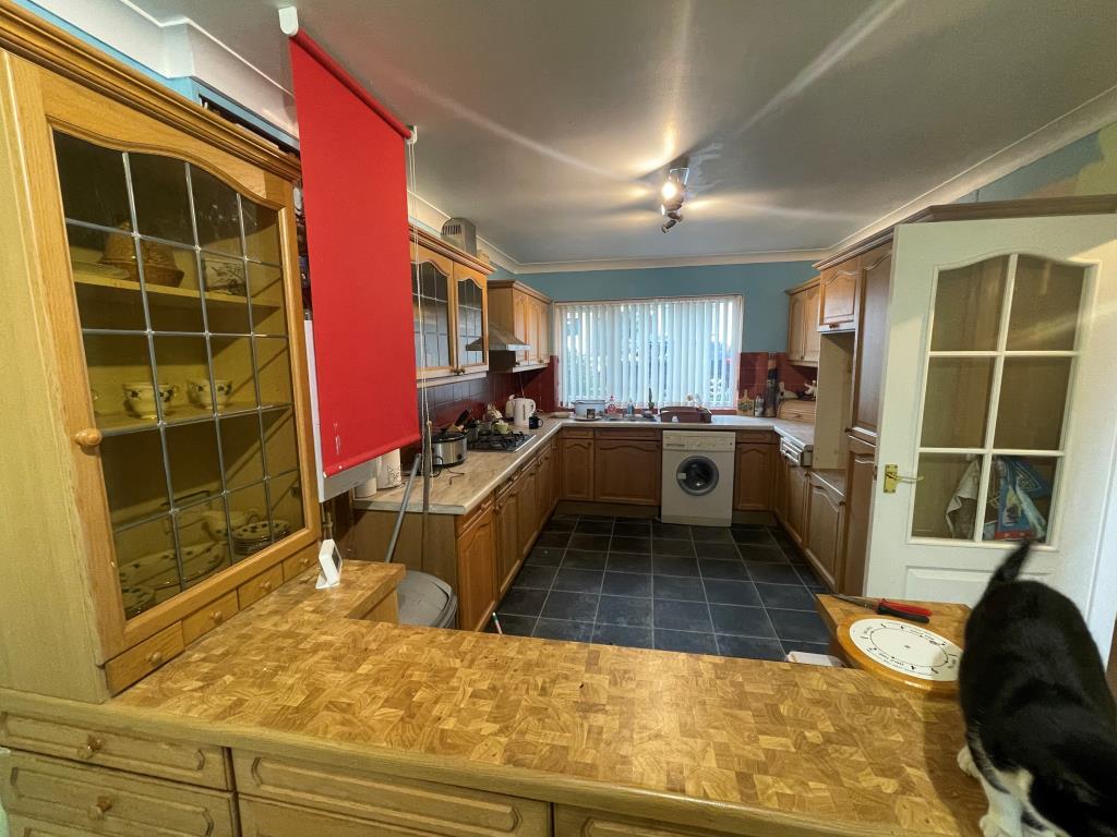 Lot: 124 - DETACHED FOUR-BEDROOM HOUSE WITH IMPRESSIVE SEA VIEWS - Kitchen view from dining area